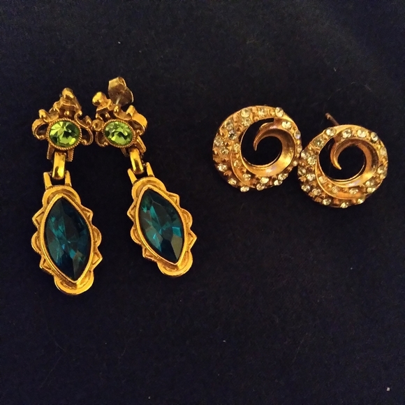 Jewelry - Two pairs of earrings